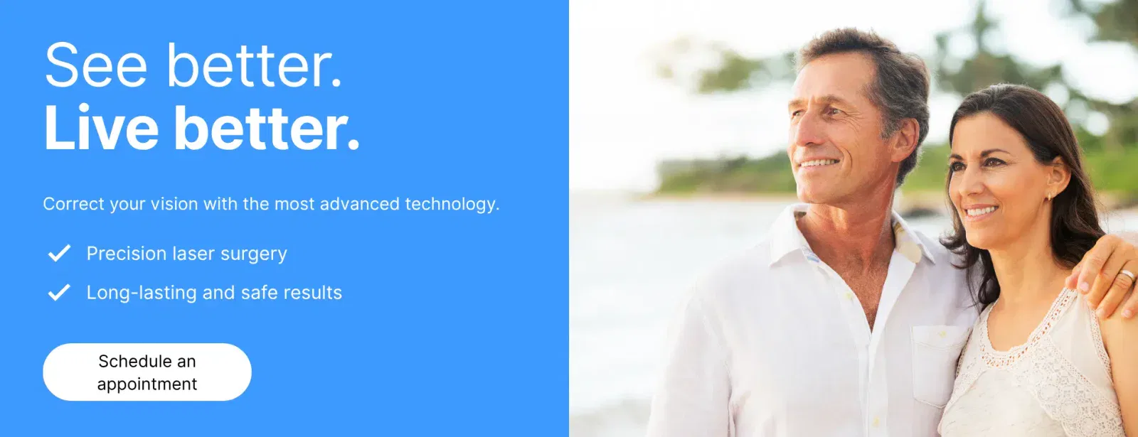 Persona sonriente frente a un paisaje costero, destacando la tecnología avanzada en un entorno natural.