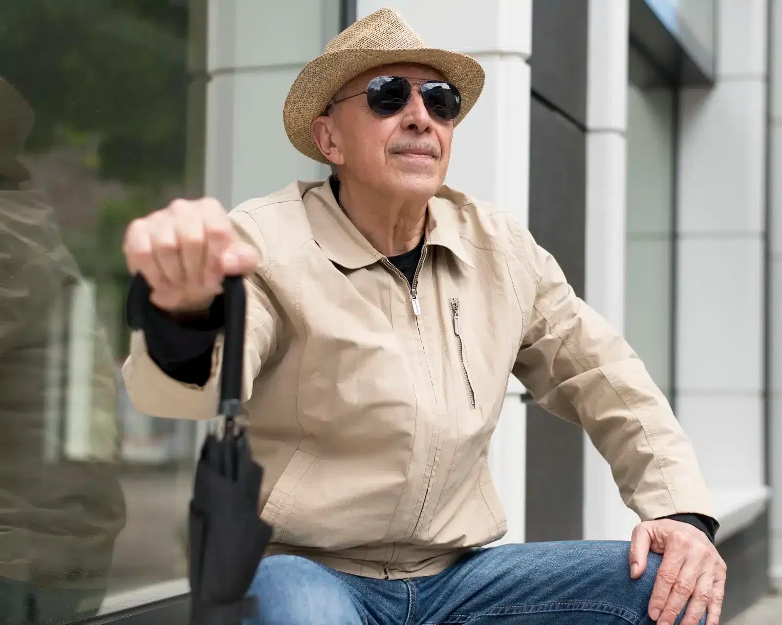 hombre sujetando un paraguas de tiro medio