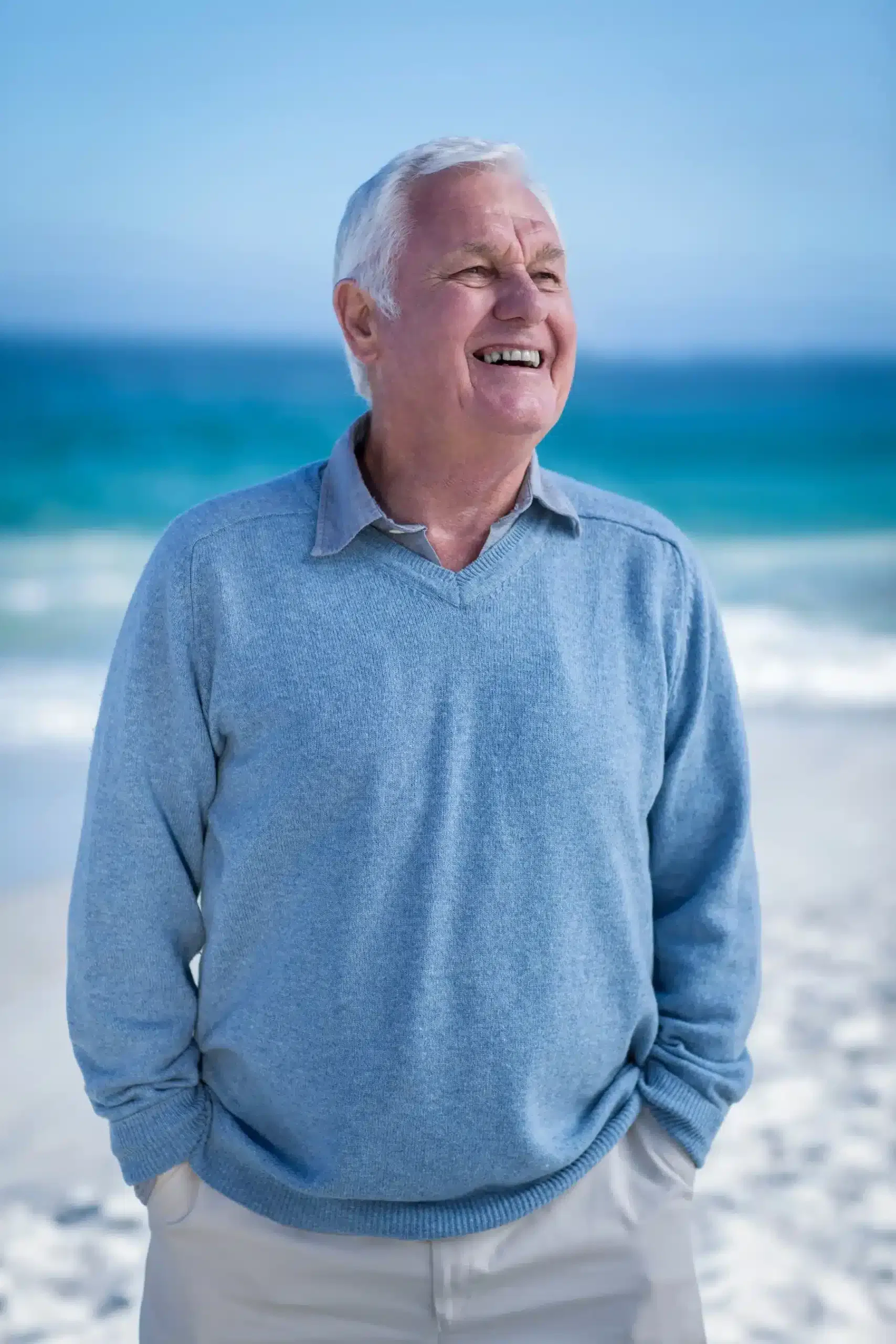 senior hombre sonriendo y mirando otro lado scaled