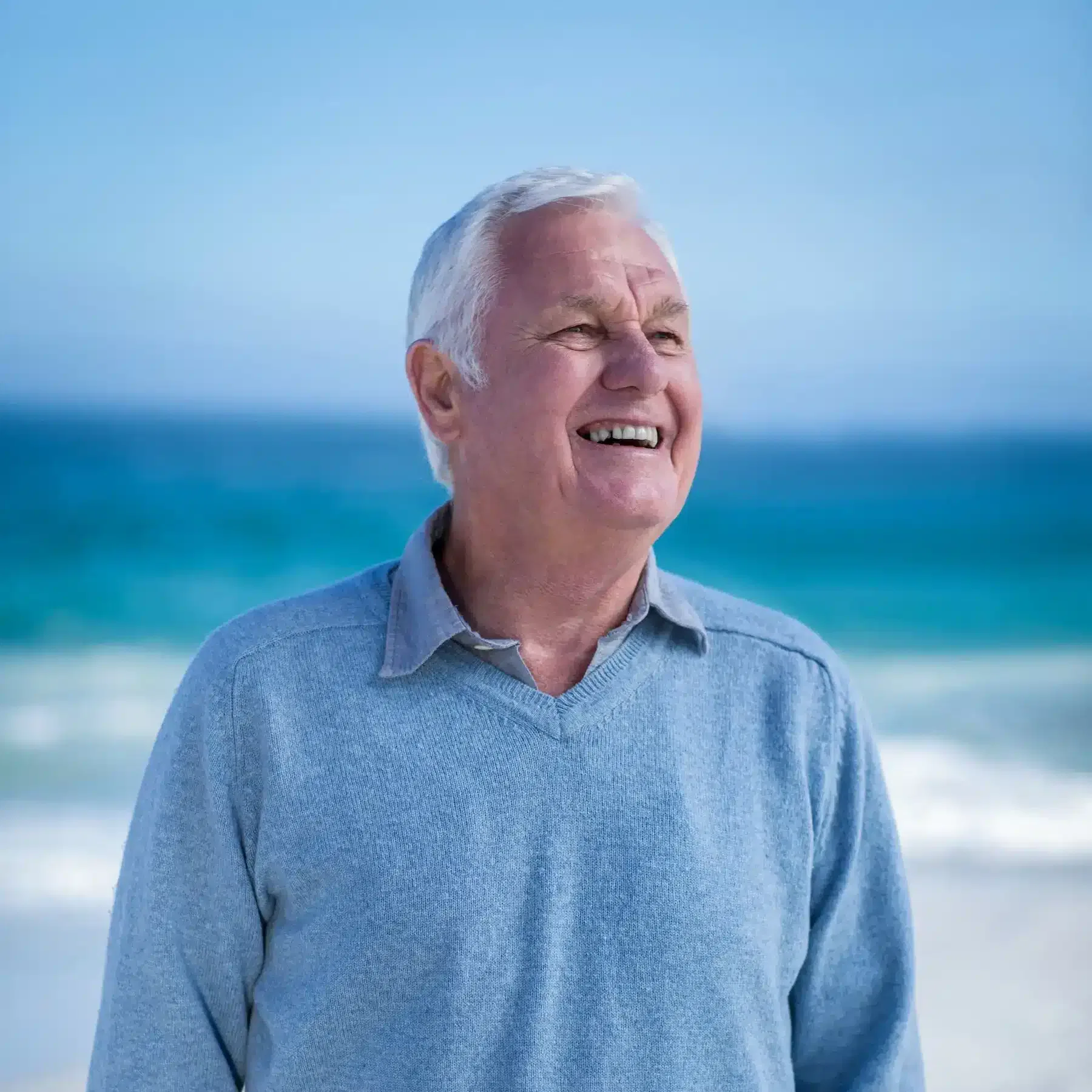 senior hombre sonriendo y mirando otro lado edited