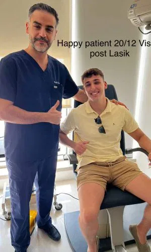 Oftalmólogo en Marbella 24 Paciente satisfecho con visión 20/12 después de la cirugía LASIK, posando junto al médico en una clínica oftalmológica.