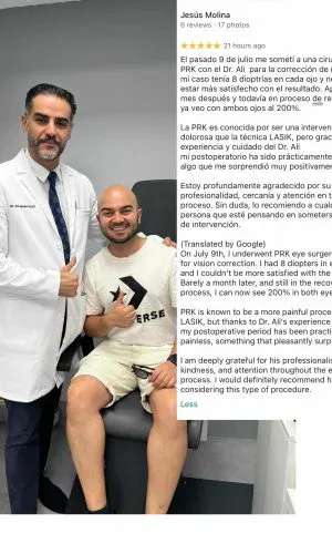 Oftalmólogo en Marbella 25 Médico y paciente sonrientes en consulta médica, el paciente muestra un pulgar hacia arriba. El médico lleva una bata blanca y está en un ambiente clínico.