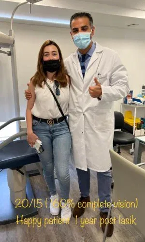 Oftalmólogo en Marbella 22 Médico y paciente sonrientes en consultorio dental, ambos usando mascarillas, tras una consulta exitosa.